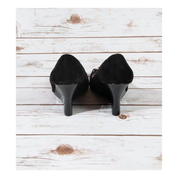 Black Pumps - Picture 2 of 6